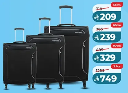 مجموعه من ثلاثه حقايب سفر سوداء باحجام مختلفه، مصممه لراحه السفر.