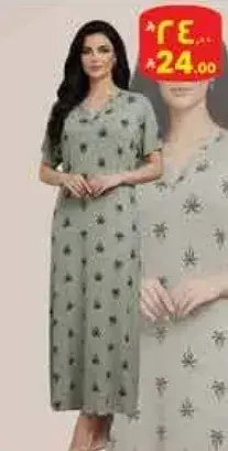 فستان طويل للنساء مع طباعه.