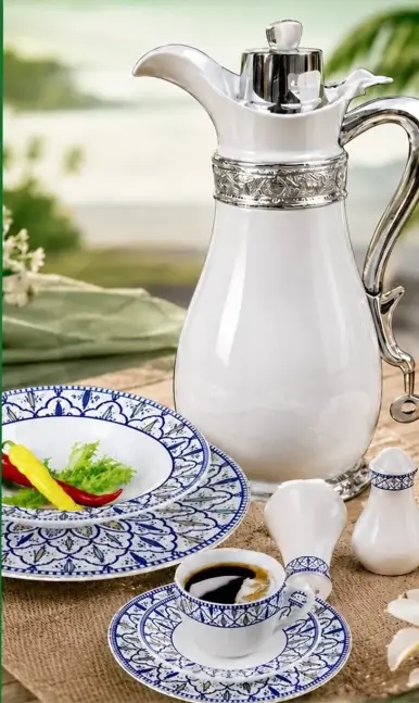 ابريق قهوه واطقم صحون انيقه.