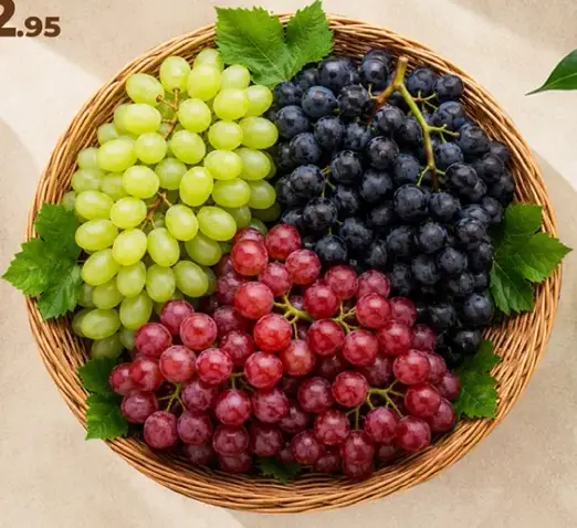 خليط من العنب الاخضر والاسود والاحمر.