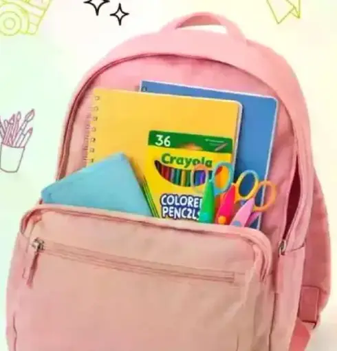 حقيبه ظهر ورديه مع دفاتر واقلام ملونه.